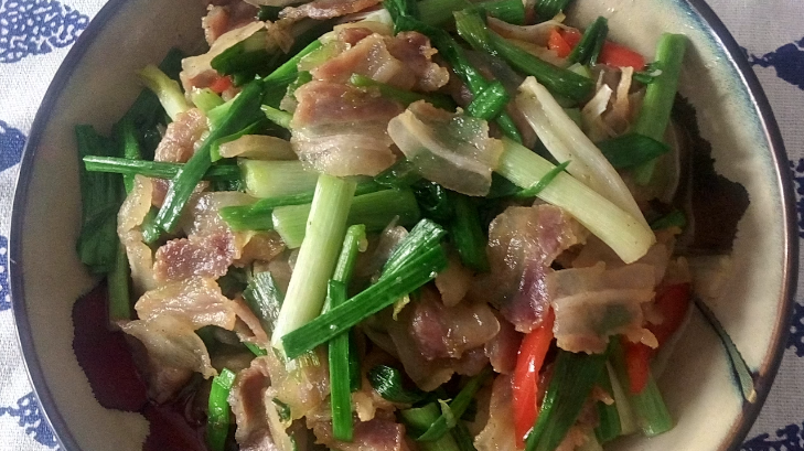 大厨教你大蒜炒腊肉,好看又美味,一学就会
