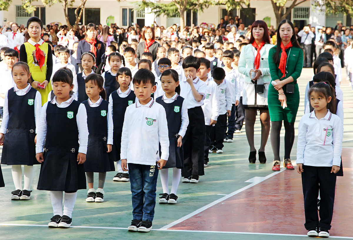2015年10月12日,郑州一小学举办入队仪式迎接少先队成立66周年.***_**