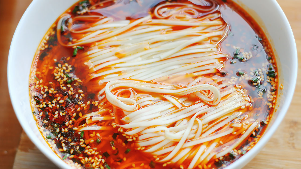 好吃的面条并不麻烦,教你一种家常的做法,一次我能吃3大碗