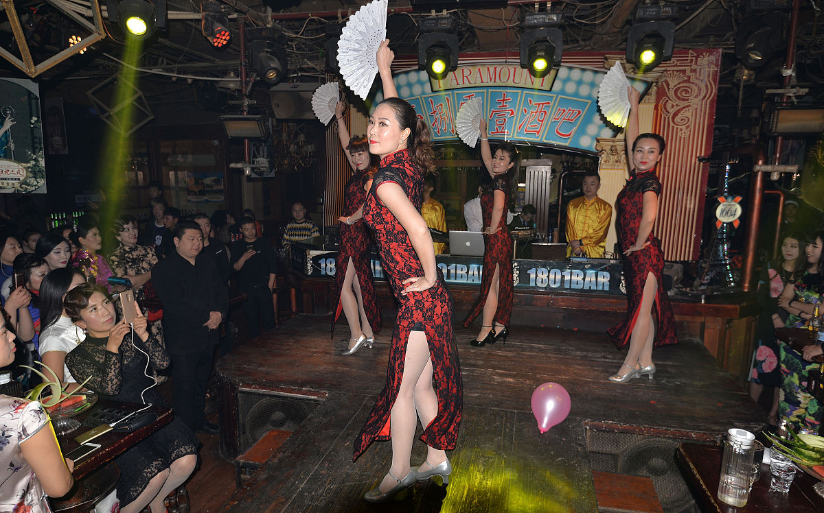 以一条建筑风格为民国风的步行商业街为背景创作一个沉浸式换装跑团式详细剧本突出线性跑团可加入手机AR元素步行街内有超大BB机和大哥大等雕塑可以借用还有一段残破建筑街道要求剧本中不要出现谋杀、阴谋之类的字眼剧情积极向上要注重趣味性和对年轻人的吸引力。