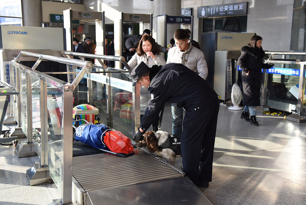 机坪人员抢行航空器风险排查：保障机场安全运行