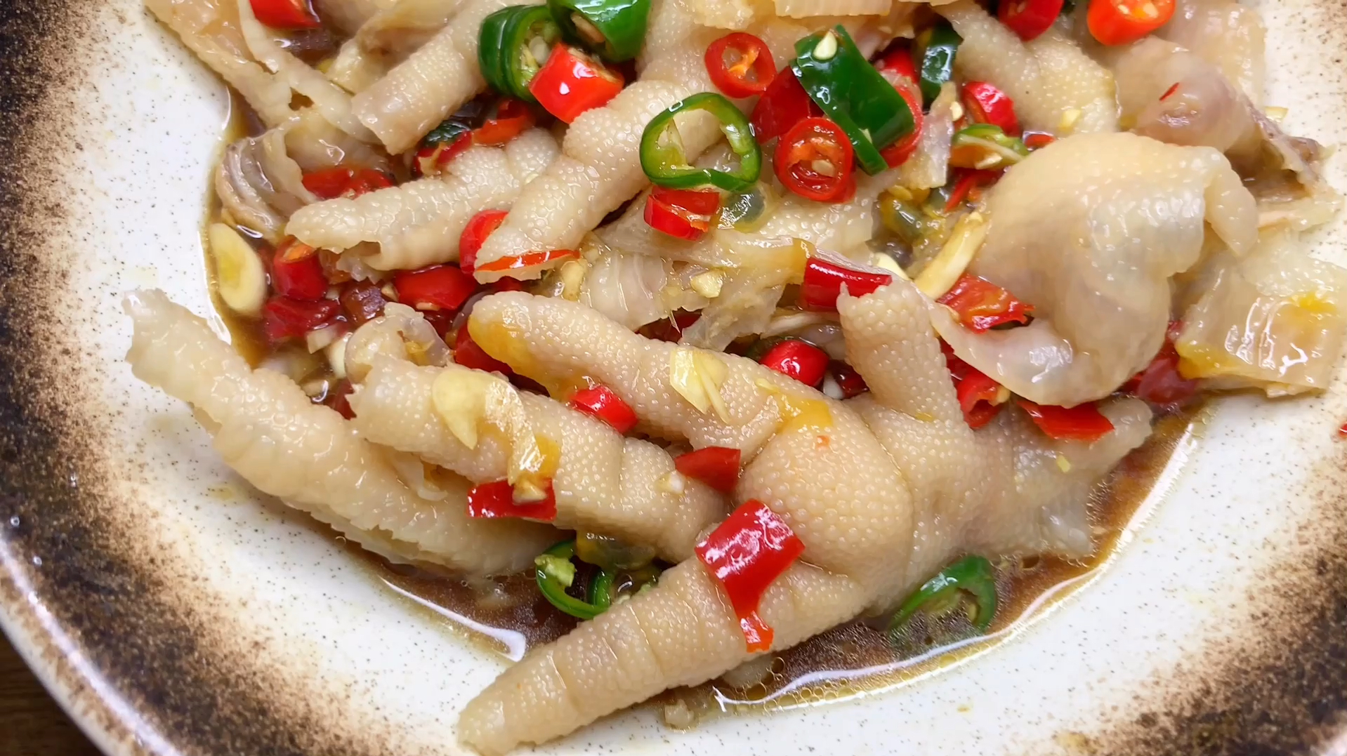 无骨鸡爪的家常做法,香辣爽口,肉质筋道