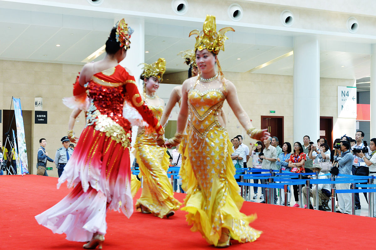 帮我写5条50字以内的东方女皇活动文案