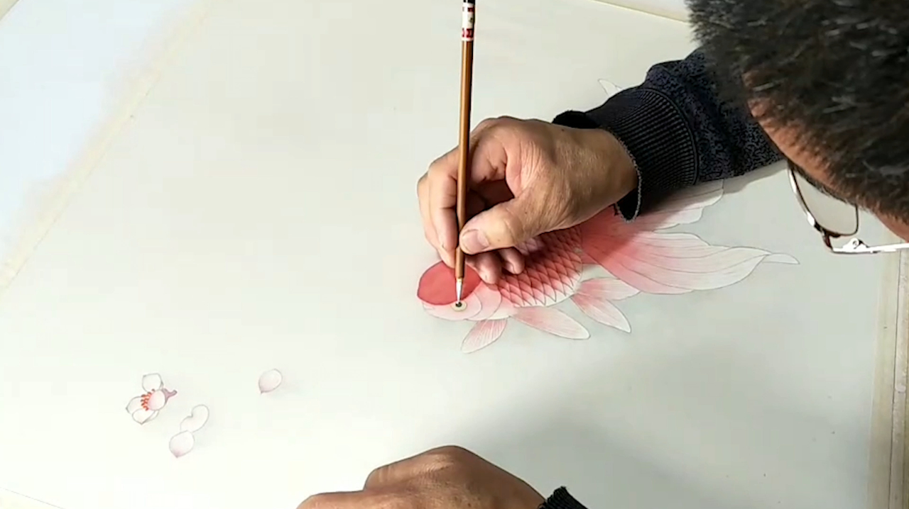 著名画家陈桂林老师现场作画,他画的这条鱼好漂亮,栩栩如生