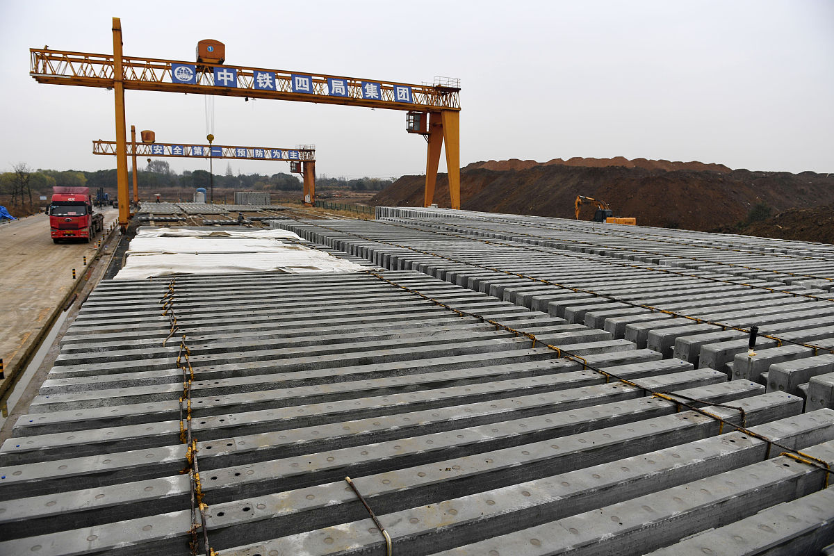 用另一种方式表达钢筋临时堆放场地需高岀施工场地100mm以上堆场四周作好排水沟同时钢筋按规格用途分别堆放在钢筋架上。如果钢筋表面出现锈蚀的情况就必须进行除锈的处理