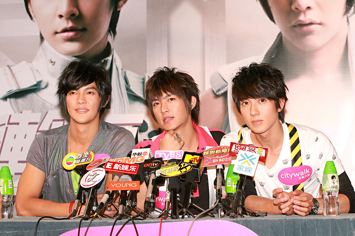 ***_***2008年8月9日,香港,飞轮海为世界巡演香港站举行签名会.汪东城