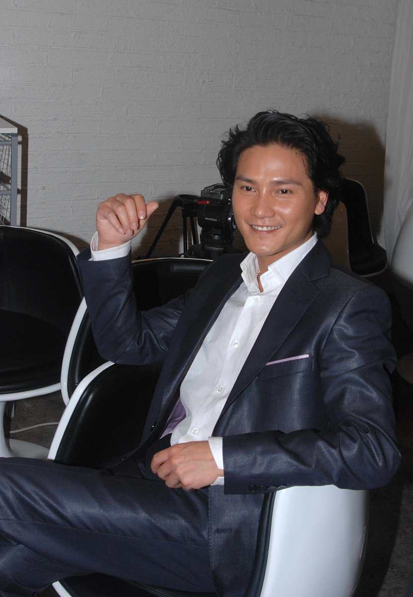 2009年4月13日,上海,电视剧《孽债2》剧组在拍摄现场召开发布会.***_*