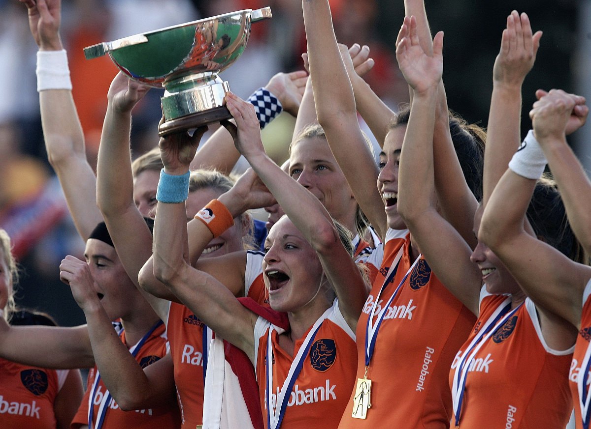 madrid, spain - october 08: players of the netherlands celebrate