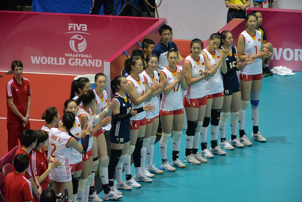 写一篇女排100连败的报道详细