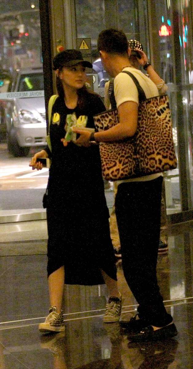 分手后如何礼貌询问女友近况？