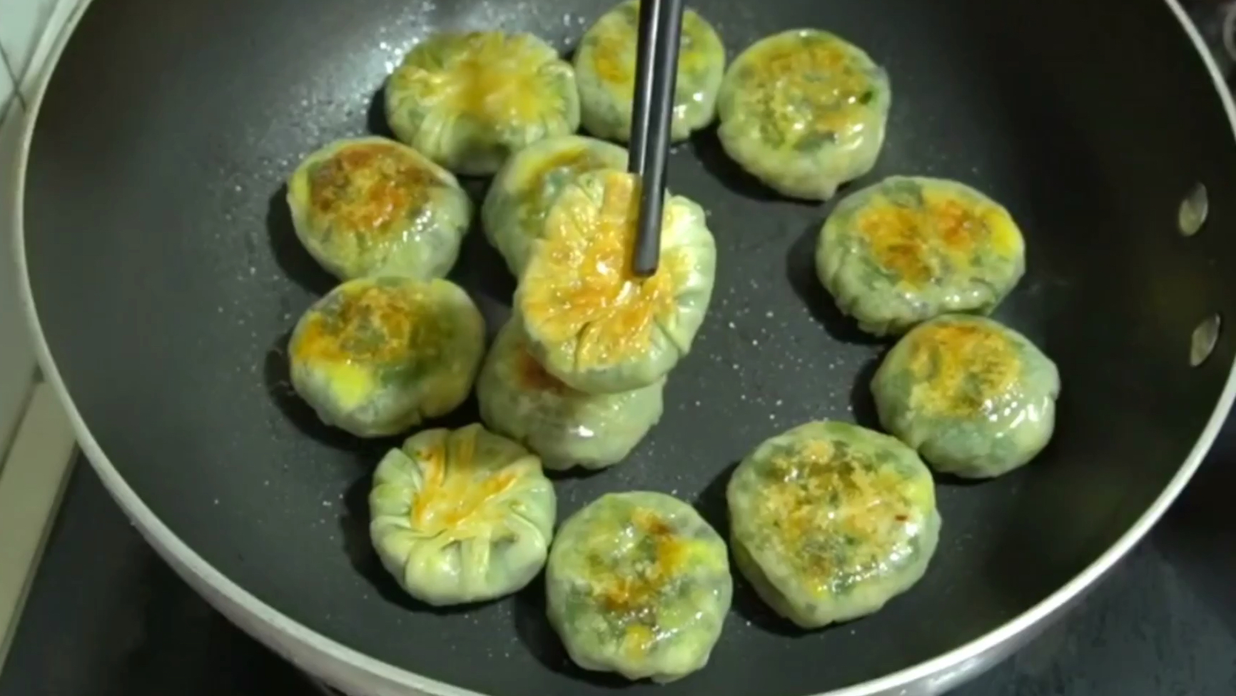 韭菜包子新吃法,不揉面不擀面,薄皮大馅,一次10个不够吃