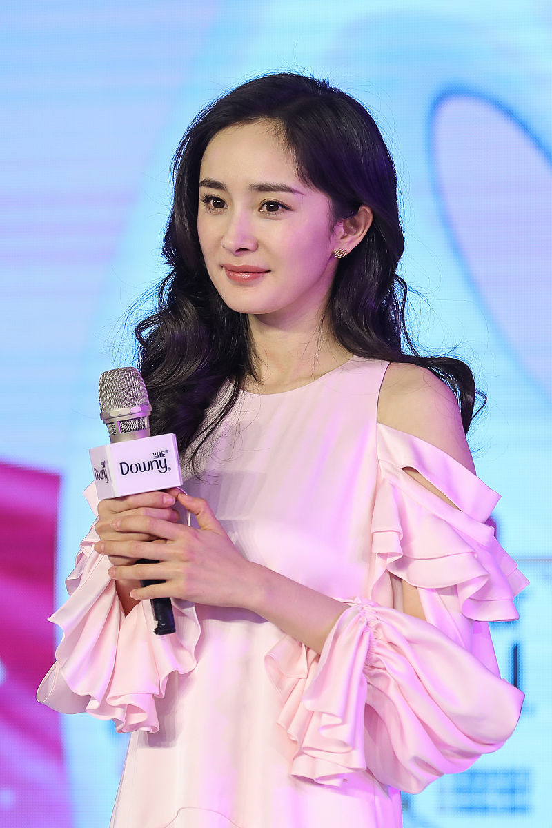 杨幂八卦：从职业生涯到感情生活，揭秘她背后的故事