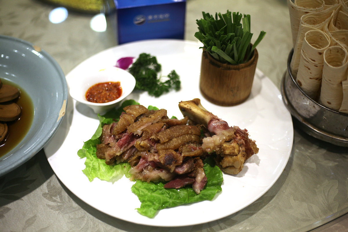 烤猪蹄，好吃却也“罪恶”？揭秘它背后的热量真相！