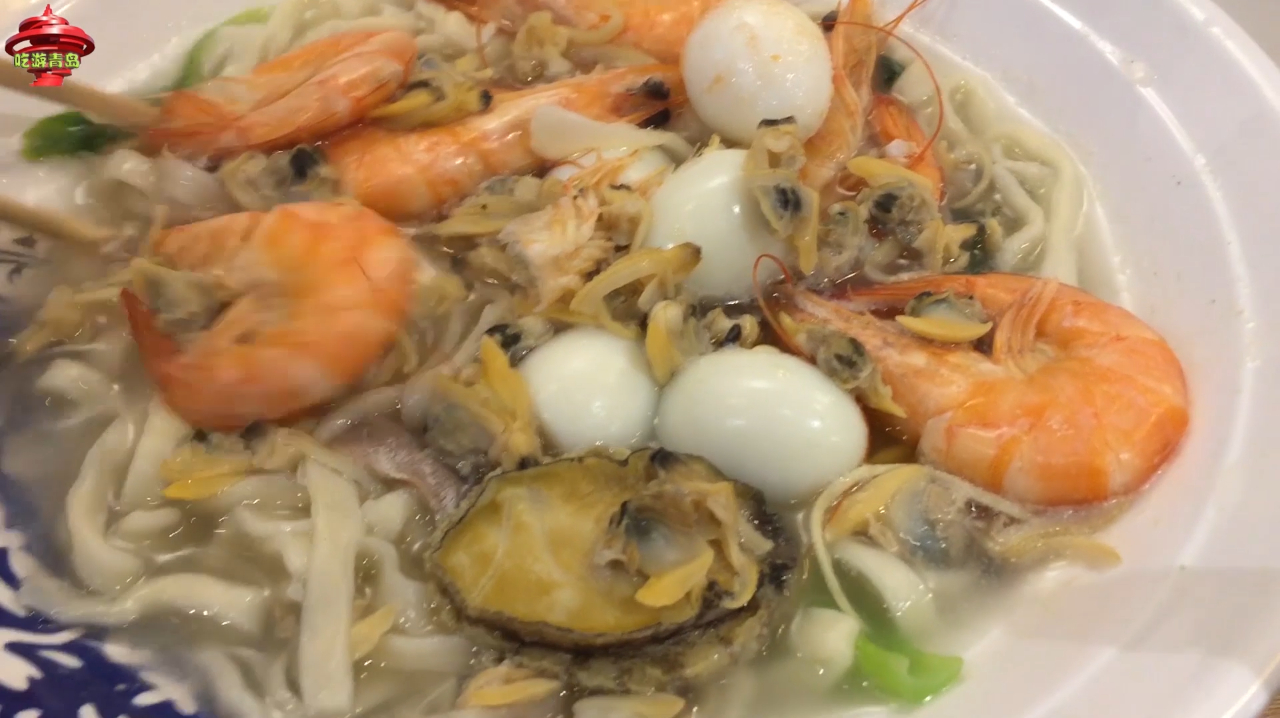 山东青岛,1只鲍鱼+6只大虾+蛤蜊肉+鹌鹑蛋,这碗海鲜面才26块钱