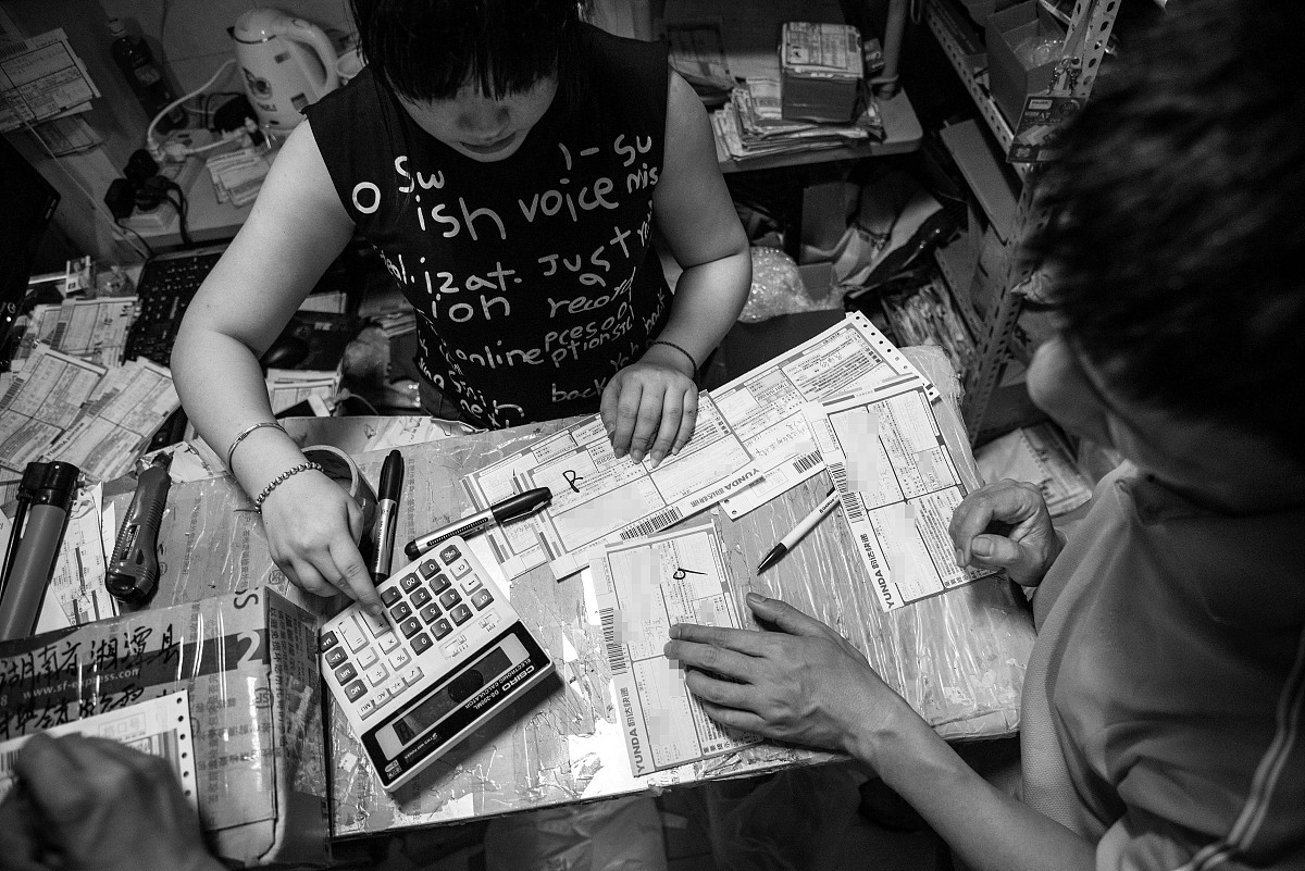 2015年5月6日,阿凌就职于深圳一家半事业性质的单位,利用业余时间往返