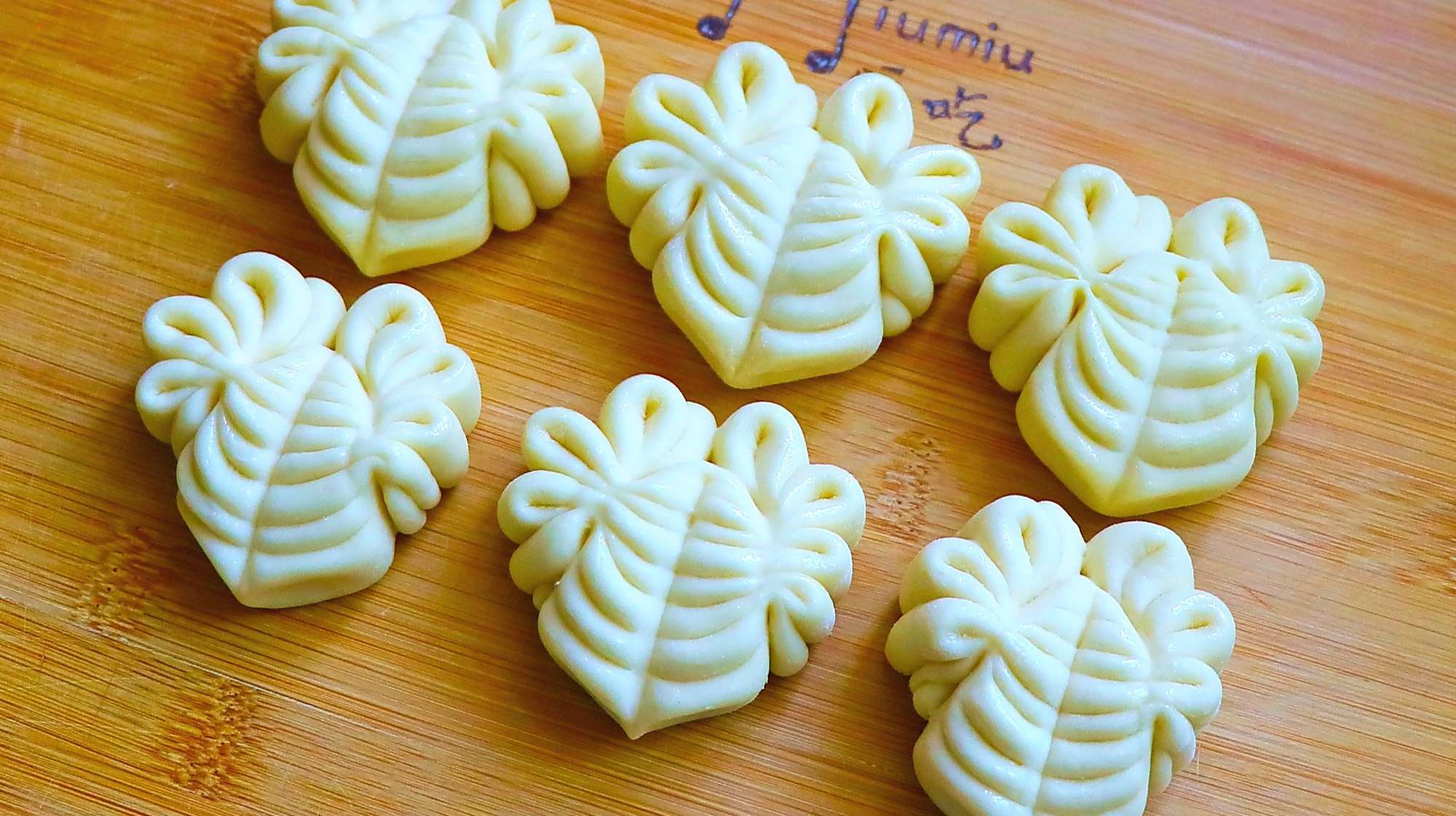 不用擀皮不用扭,教你做全新的创意花卷,一压一夹,几分钟做一锅