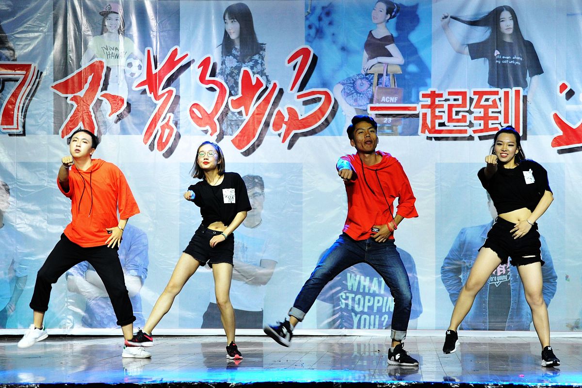 四人毕业晚会主持词：精彩节目，难忘回忆