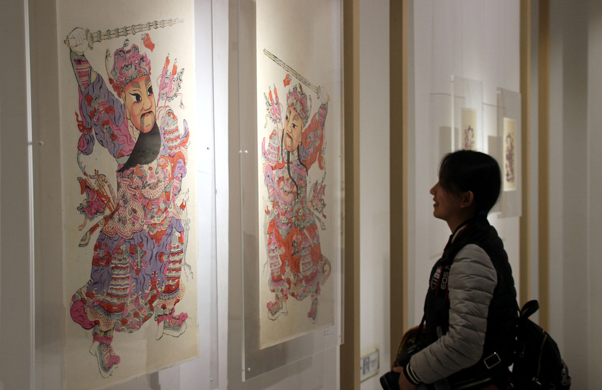 ***_***2016年11月22日,观众在苏州桃花坞木版年画特展上参观.