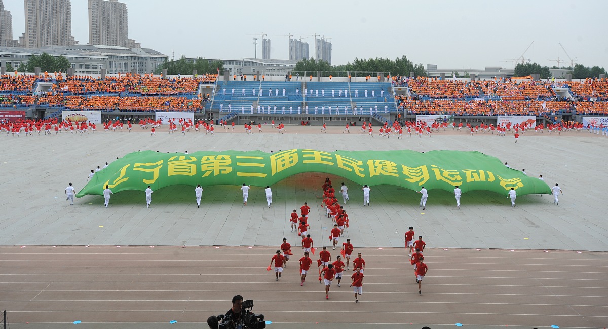 请帮我写10条体育节和运动会的口号要求结合在担当中历练在奋斗中成长这句话并且凸出运动会和体育的主题