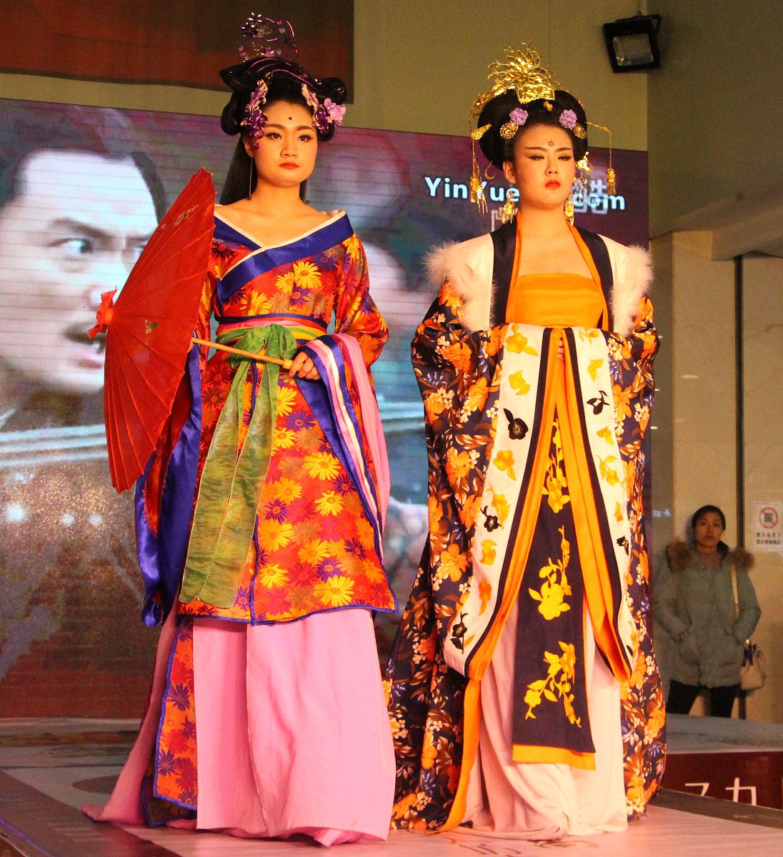 武则天是谁？请简要介绍一下武则天的生平和事迹。