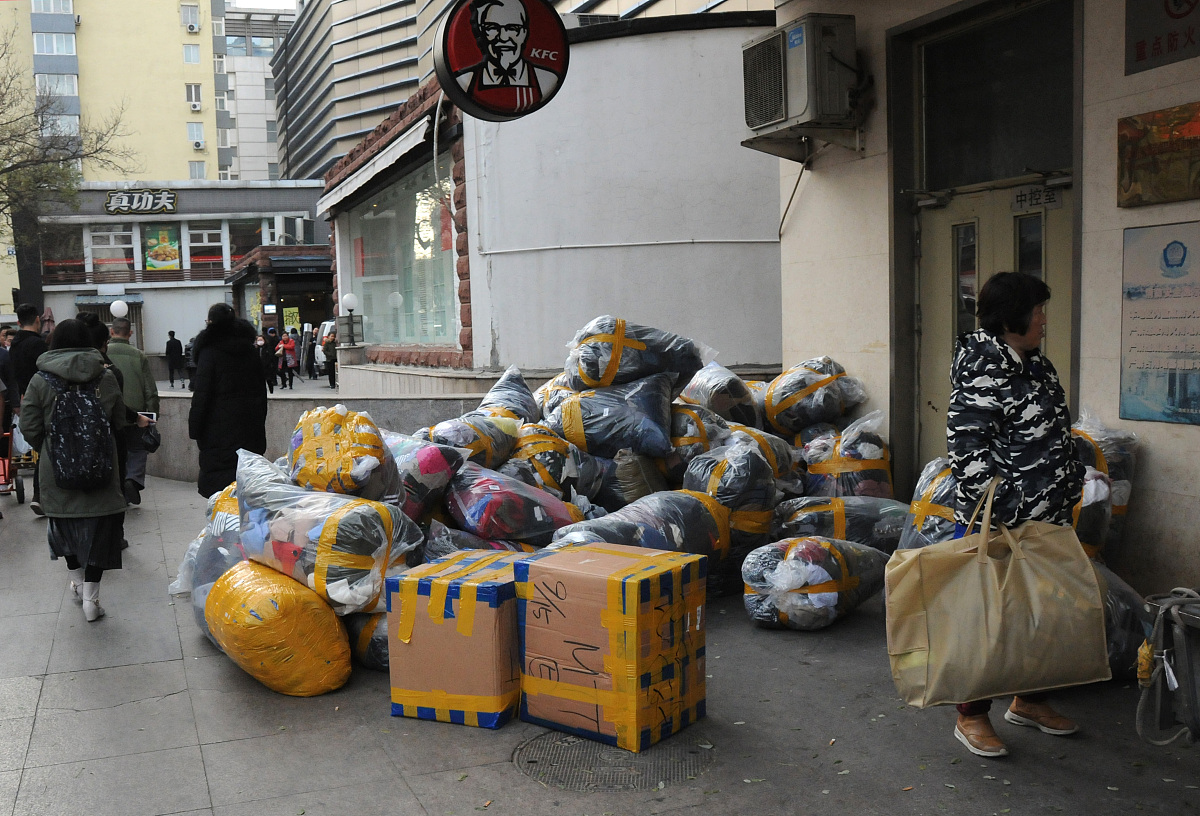 北京动批"东鼎服装商品批发市场闭市在即 市民现场扫货忙