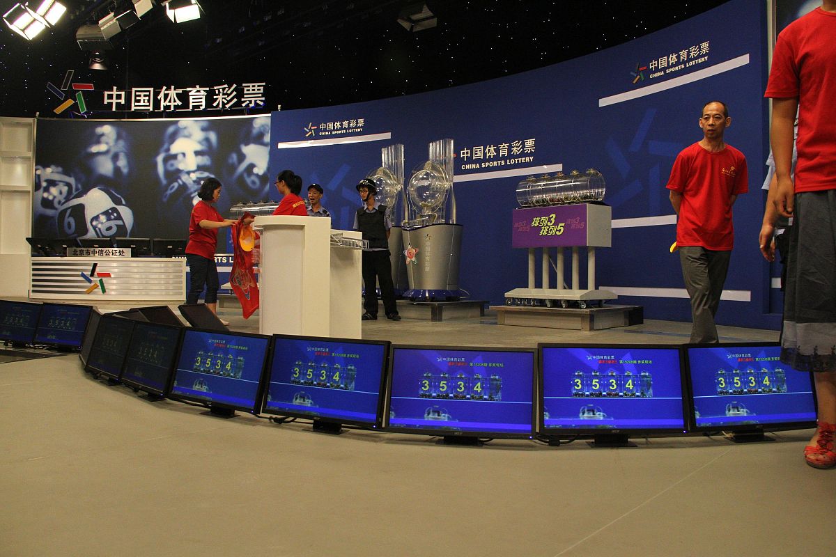 2015年8月3日,北京,体彩超级大乐透开奖现场.***_***2015年8月3日,北