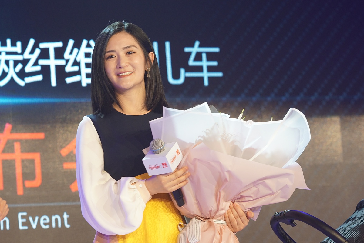 谢娜产后复出双下巴与尖下巴并存 穿灯笼袖长裙叉腰秀美腿