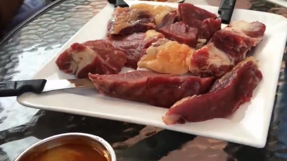最生猛的国家,连国宴上都是生牛肉,吃肉从牛身上切下来直接开吃