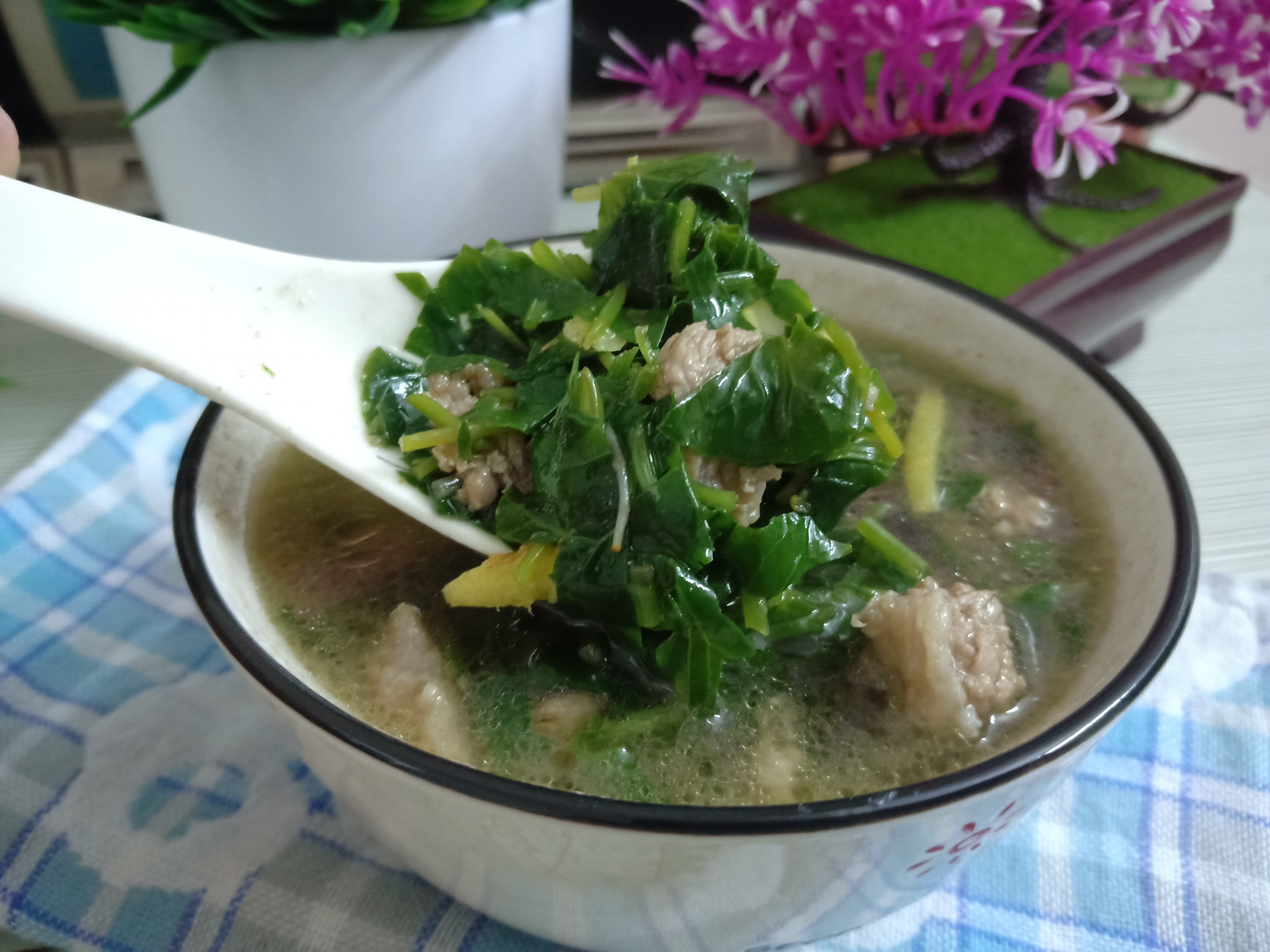 夏天到了,拿雷公根来煮汤正是时候,清凉又美味,在家可以试一下