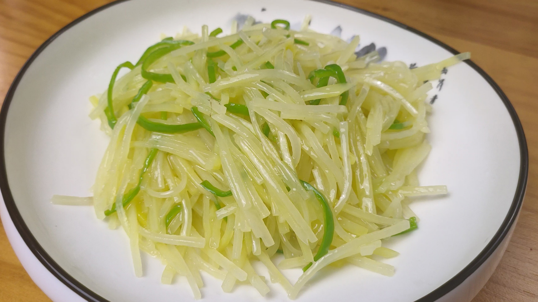 清炒土豆丝,最适合新手操作的菜肴,成品色泽明亮口味咸鲜!