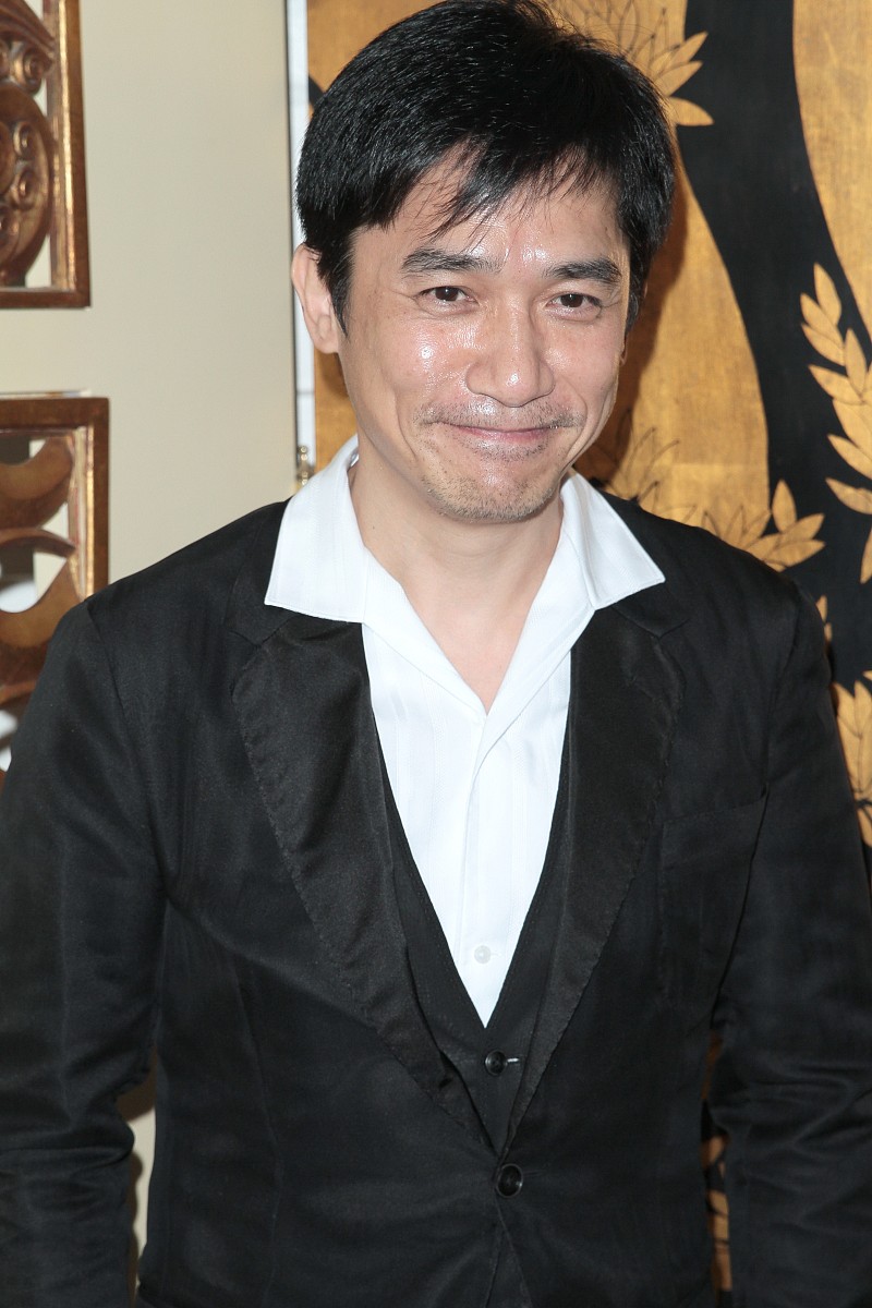2013年5月5日,香港,法国驻港领事官邸授勋仪式.***_***梁朝伟+++_+++