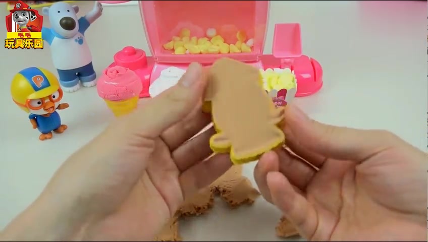 泰路小巴士去买了一根草莓味的冰淇淋