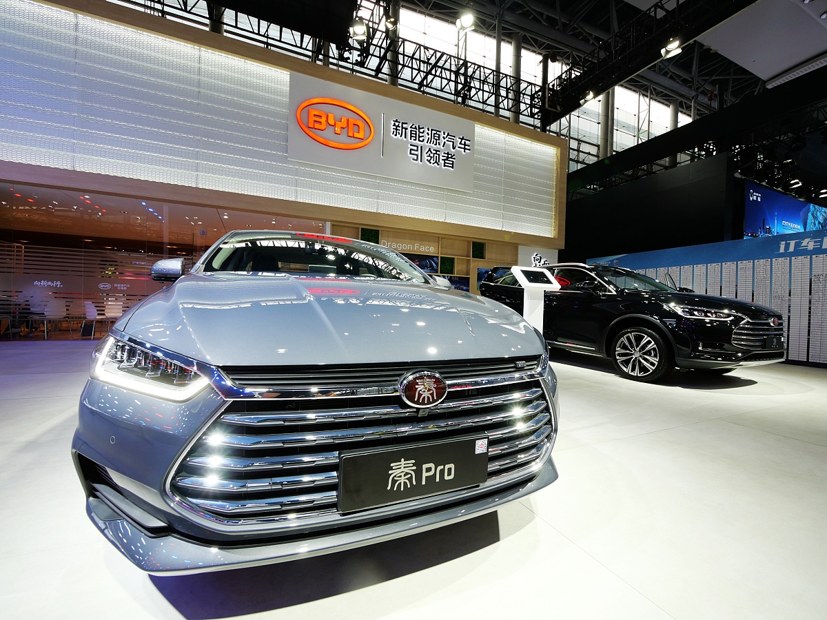 比亚迪秦在线说车的文案要求完成开场寒暄、主题介绍以及活动计划预告；产品引入、产品展示引导预约提升观众兴趣、激发购车欲望；与观众互动积极直播间气氛热烈主播及时回答观众提出的相关问题；通过收尾话术完成引导关注、总结致谢环节提高直播间关注度增强粉丝粘性不少于