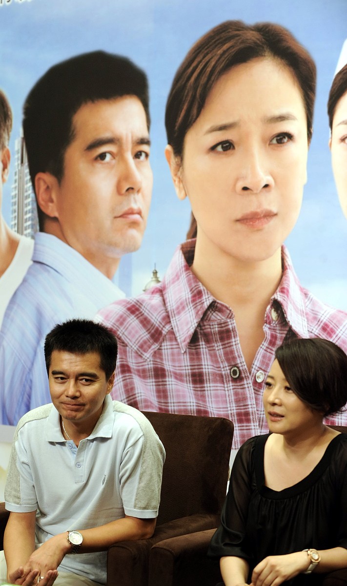 请参考以下内容重新生成一篇不少于800汉字的原创文章。主题是：《适合夫妻俩一起看的电视剧推荐5部夫妻之间看的剧》语言要幽默口语化。《星汉灿烂》《赖猫的狮子倒影》《小敏家》《你是我的荣耀》《下一站是幸福》