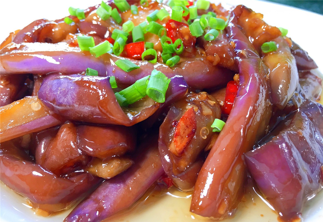 烧茄子时,先放油是不对的!大厨教你正确做法,茄子不油腻不发黑