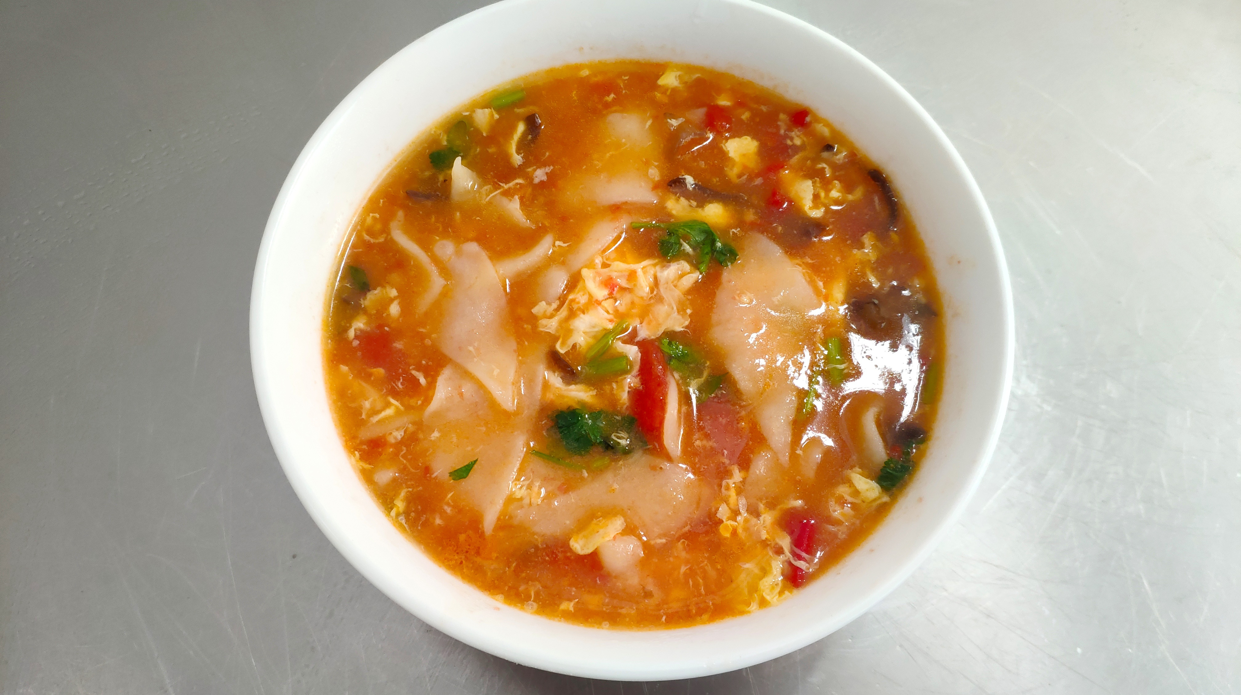 一碗西红柿鸡蛋面片汤,热乎乎的早餐,好吃又简单!