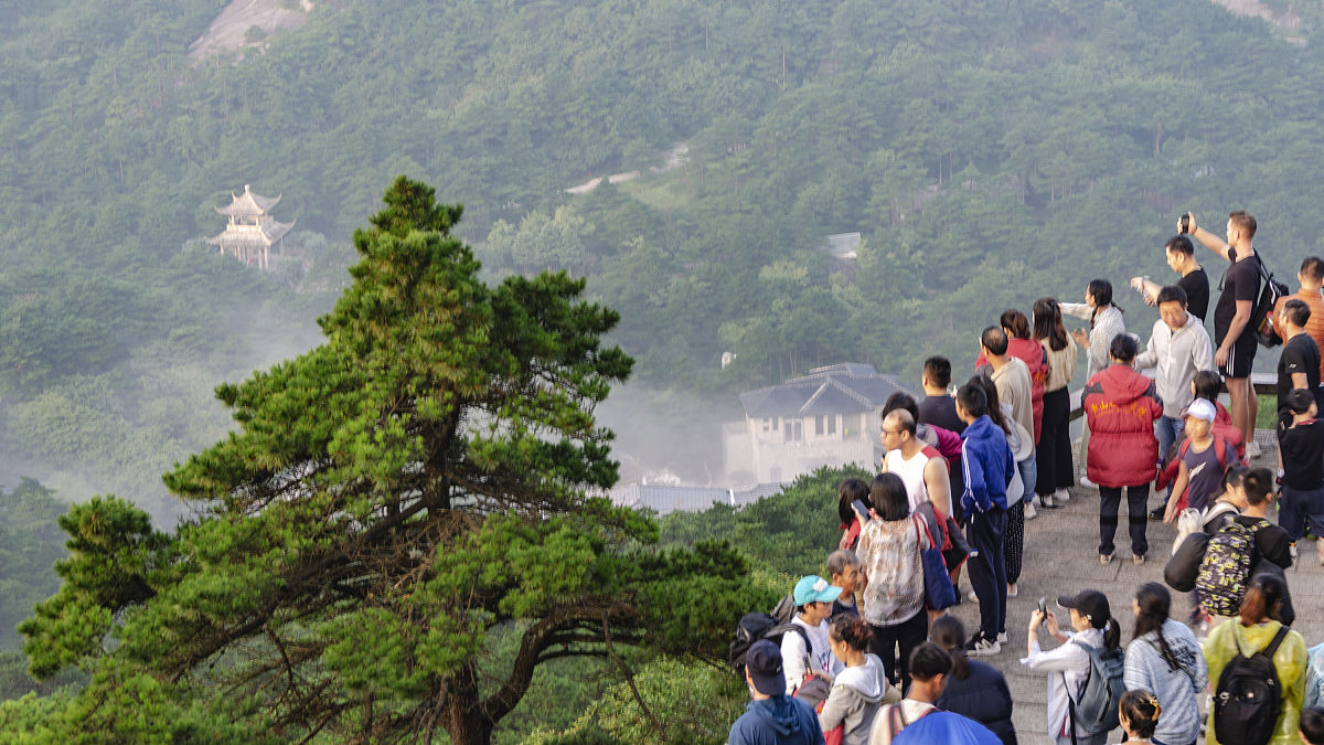 端午爬上了十里琅珰特别累发朋友圈。想个标题