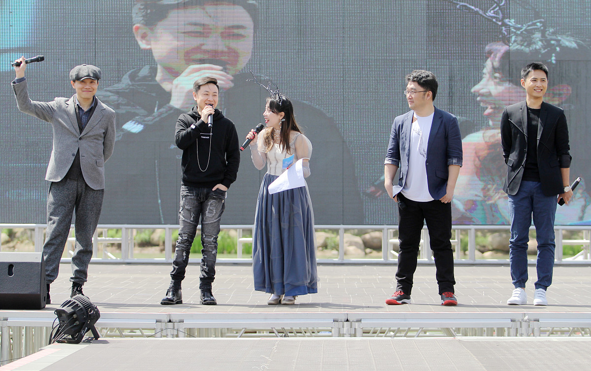 2018年4月7日,武汉,欢乐谷举办《恋与制作人》线下首场全明星见面会.*