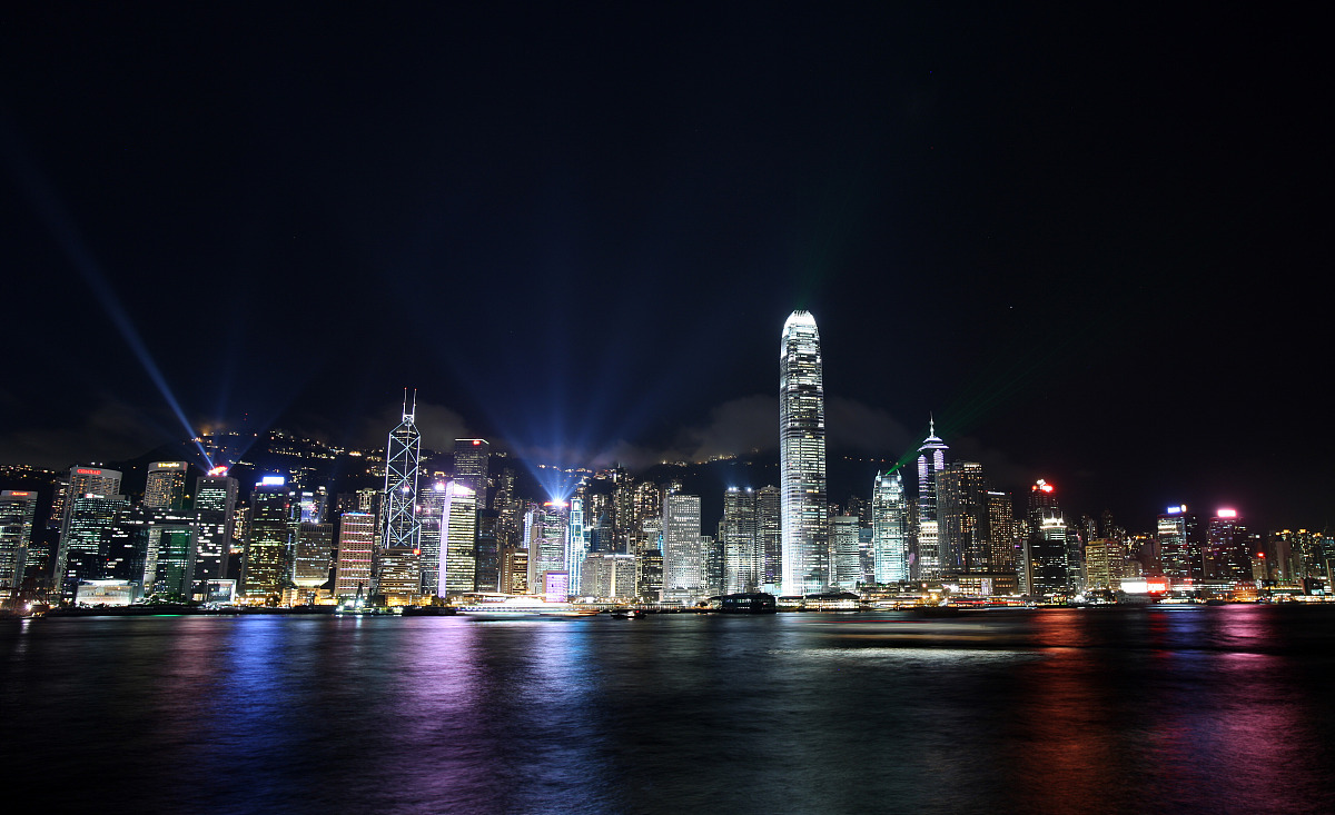 2012年05月09日,香港特别行政区油尖旺区,天气晴朗,维多利亚港上演灯