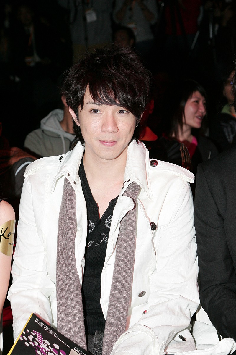 【GESP二级】买公园门票暂无标签时间限制：CC++ 1000MS其他语言 2000MS内存限制：CC++ 16MB其他语言 32MB难度：中等出题人：描述某公园门票价格为：成人票8元张儿童票3元张；某旅游团来公园游玩该团内有成人和儿童成人和儿童都有共花了40元买门票请你分别计算出成人和儿童可能的人数按照成人从少到多儿童从多到少的规律数出结果。输入描述无输出描述若干行每行2个整数用空格隔开分别代表