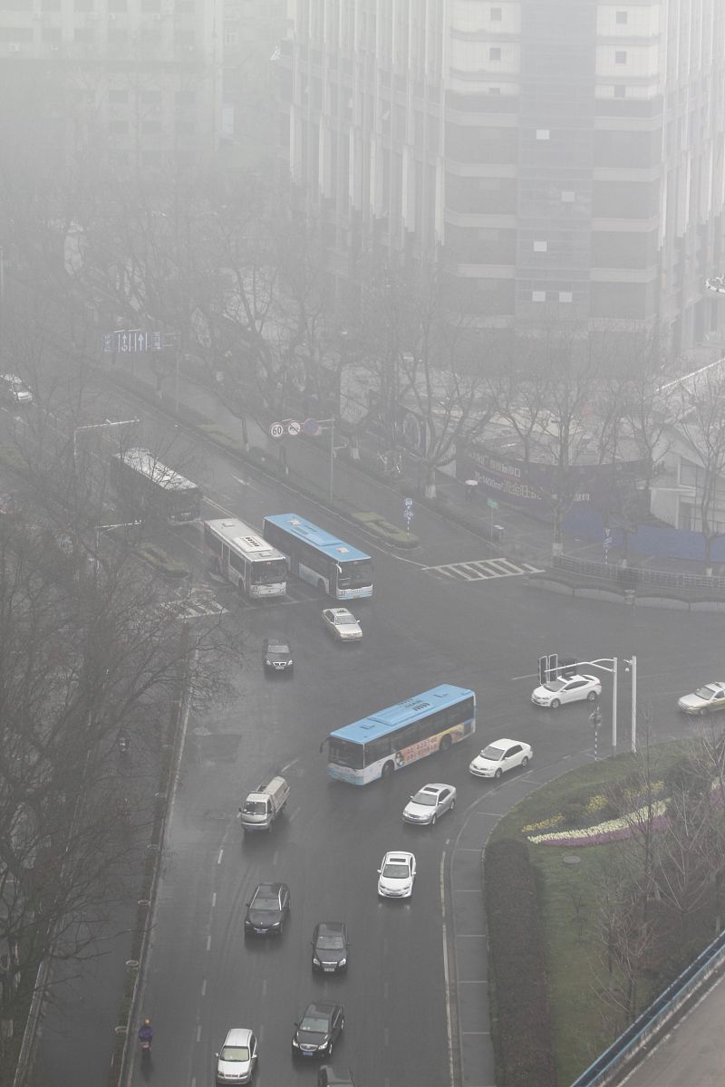 广州的天空要“炸裂”了?雷暴、大风、冰雹齐聚,网友:请赐我个避雷针!