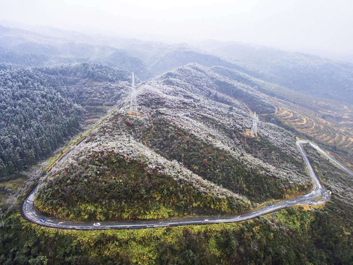 2018年12月13日,广西桂林市全州县东山瑶族乡高山地域雾凇如霜.
