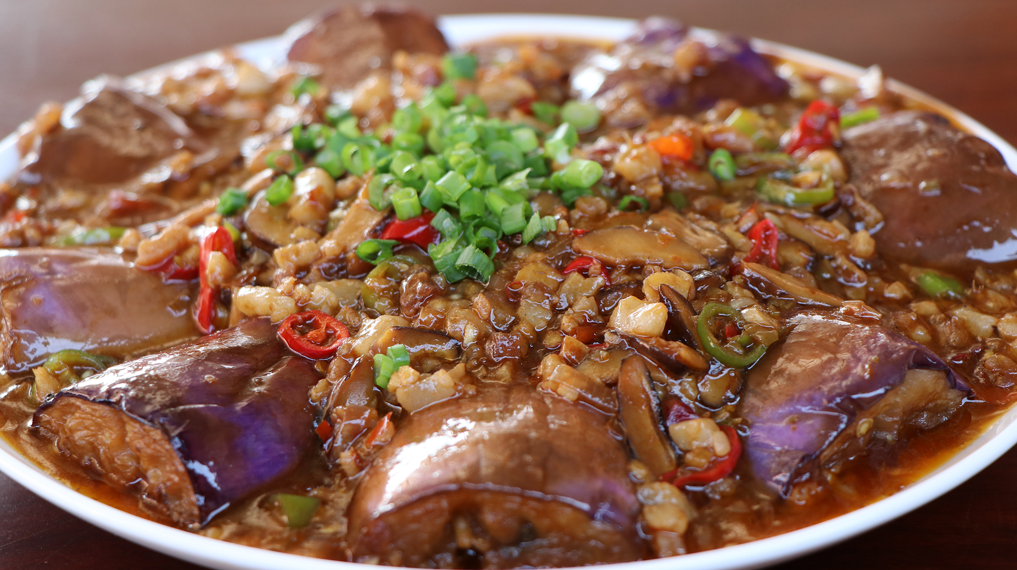 红烧茄子的做法,不用油炸煎黄更香,软烂入味,搭配米饭特别香