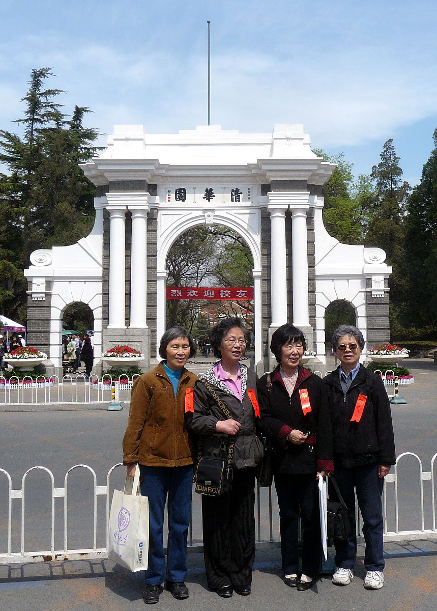 2011年4月22日,北京,清华大学校园内花团锦簇,彩旗飘扬,喜迎八方校友