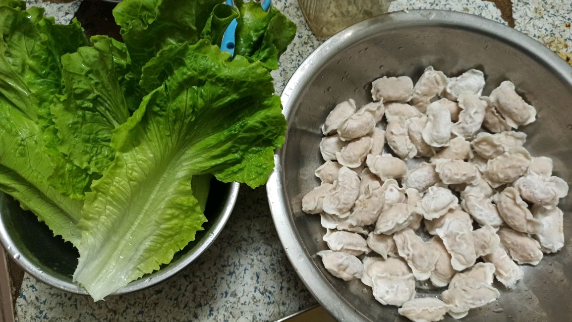 煮虾饺吃,这样做法感觉错了吧,这虾饺是做火锅吃的才对