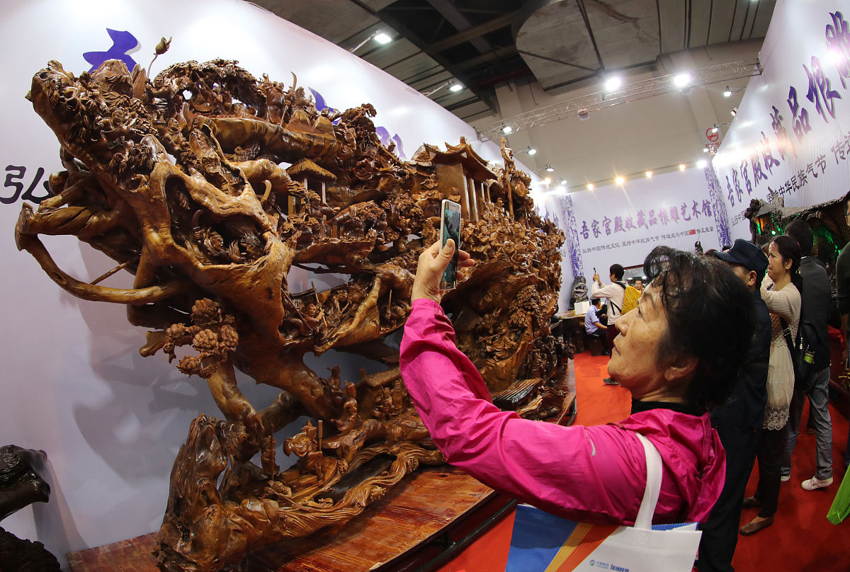 请你使用html写一个tab页面介绍四大名著当鼠标移动到对应的tab时进行换页再写一个css使得页面看着更舒服再优化一下页面的背景