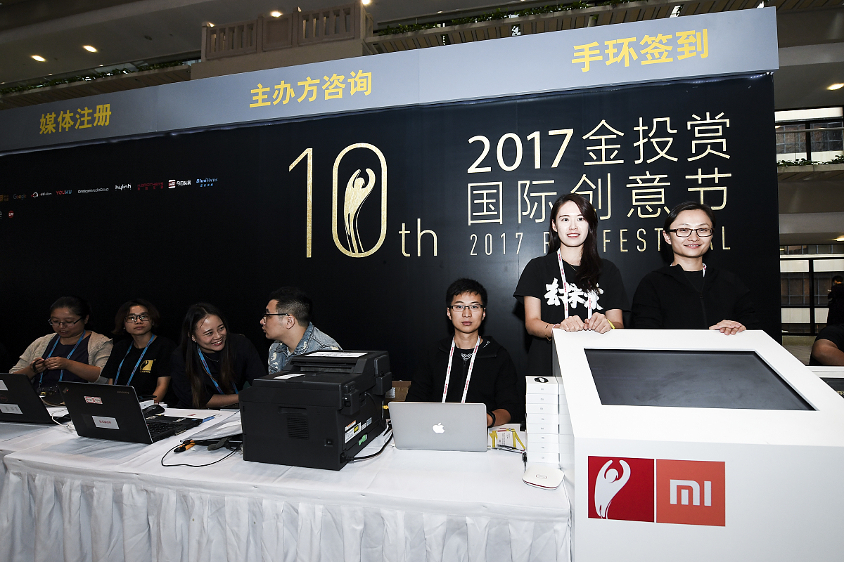 黑色手环：简约时尚，智能体验