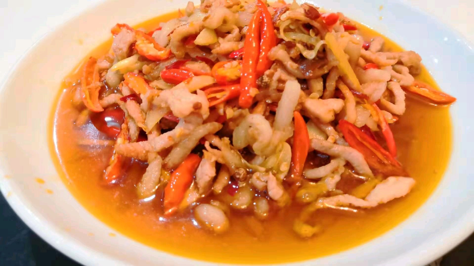 四川宜宾:家常菜小米椒炒肉丝,味道巴适的很,开胃又下饭