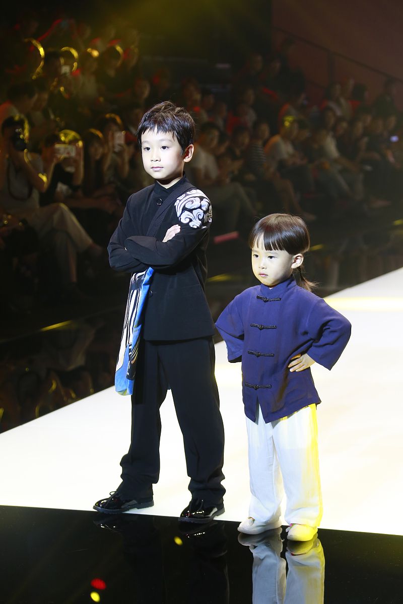 中国的生活风俗有哪些禁忌不能触犯？1 不要用筷子直接插在饭里这被认为是不吉利的。2 不要在餐桌上吹蜡烛因为这被认为是不祥的。3 不要在公共场合大声喧哗或嘈杂这被认为是不礼貌的。4 不要在公共场合随地吐痰或乱扔垃圾这被认为是不文明的。5 不要在公共场合穿着暴露或不得体的服装这被认为是不得体的。6 不要在公共场合大声说话或使用粗鄙的语言这被认为是不礼貌的。7 不要在公共场合吃东西或喝饮料这被认为是不文