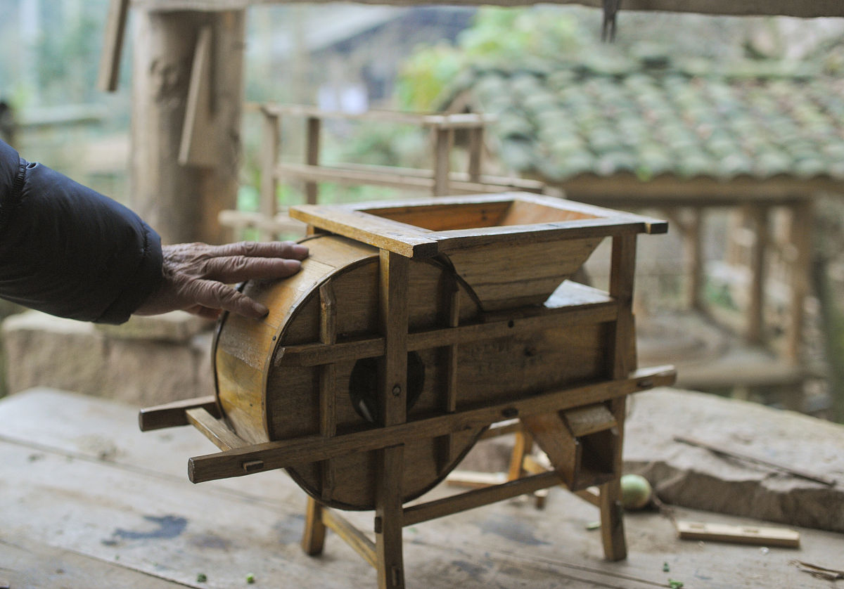 选用村庄闲置建材以及旧农具、老物件等用于村庄建设